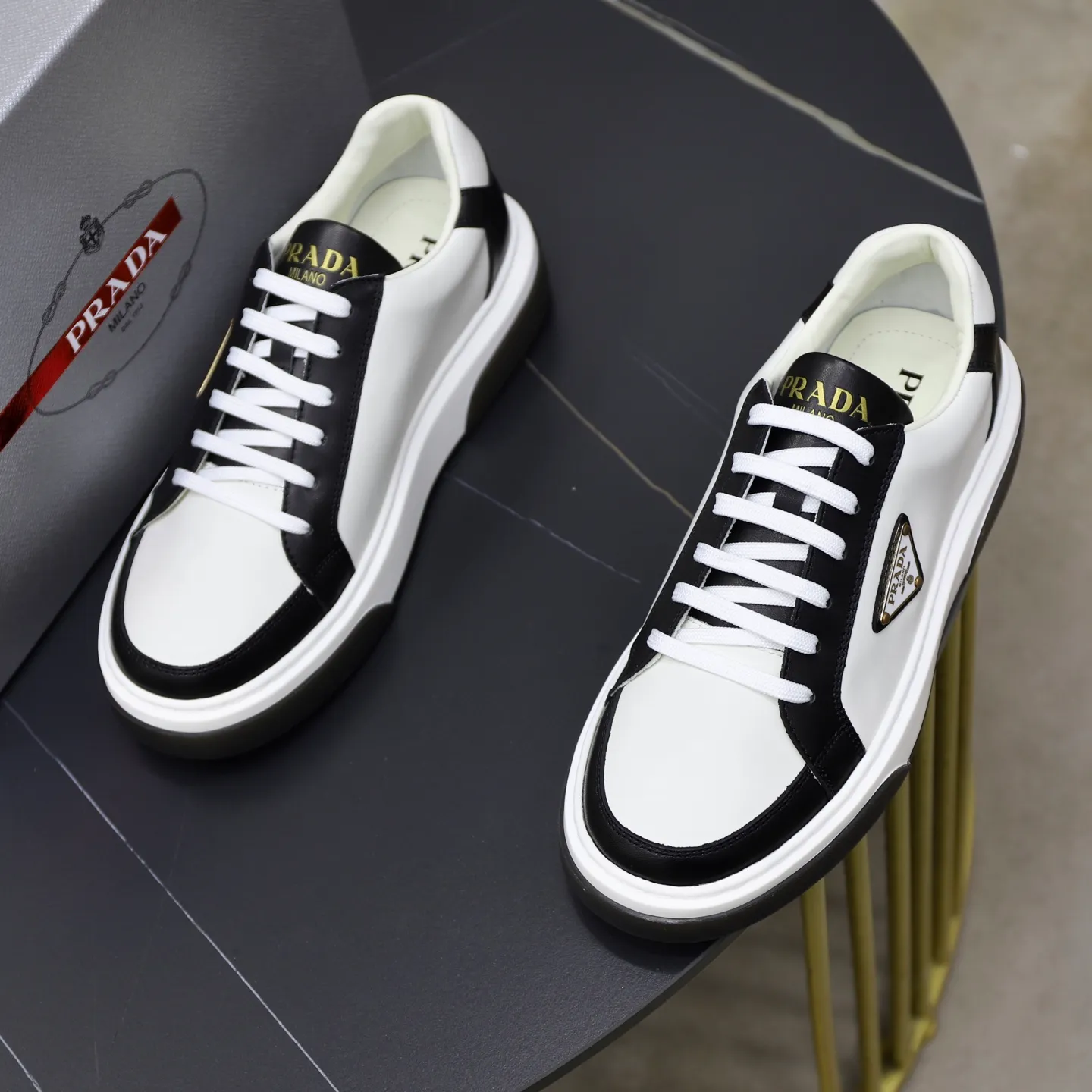 Factory price: 720💰Top original order Brand: PRADA (Prada) Standard code: Men's size 38/44 (45 can be customized) Grade: Same as the official website Material: Original cowhide stitching imported cowhide lining Original combination two-color wear-resistant soft outsole Style category: Leisure and sports version Young fashion European and American trend British style Color: Actual picture color